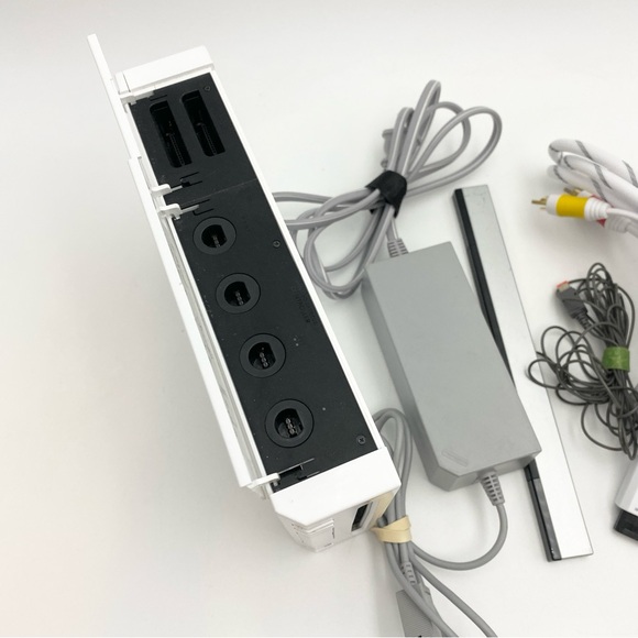 Nintendo Wii Console Bundle 2 Controllers + 2 Nunchuks + 2 Games TESTED - Picture 2 of 10